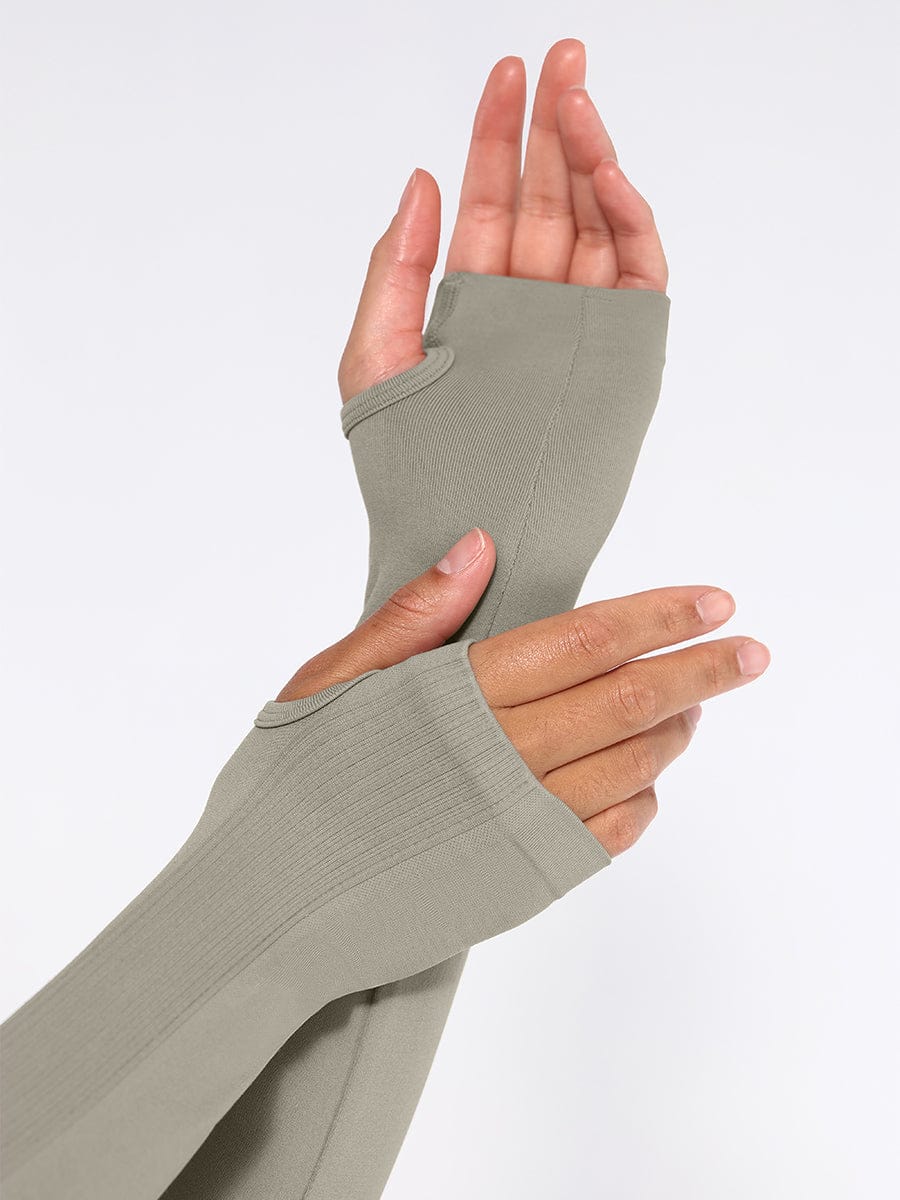 Seamless fabric and thumb holes detail of yoga jacket, wholesale activewear top
