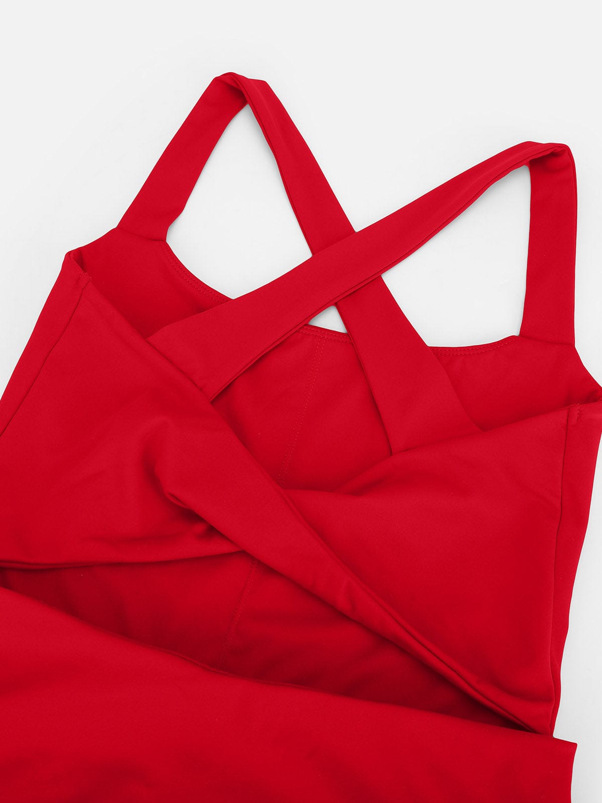 Close-up of the stylish twist and cross-back straps on Chili Red Vractive tennis dress for women(使用了 stylish twist and cross-back straps