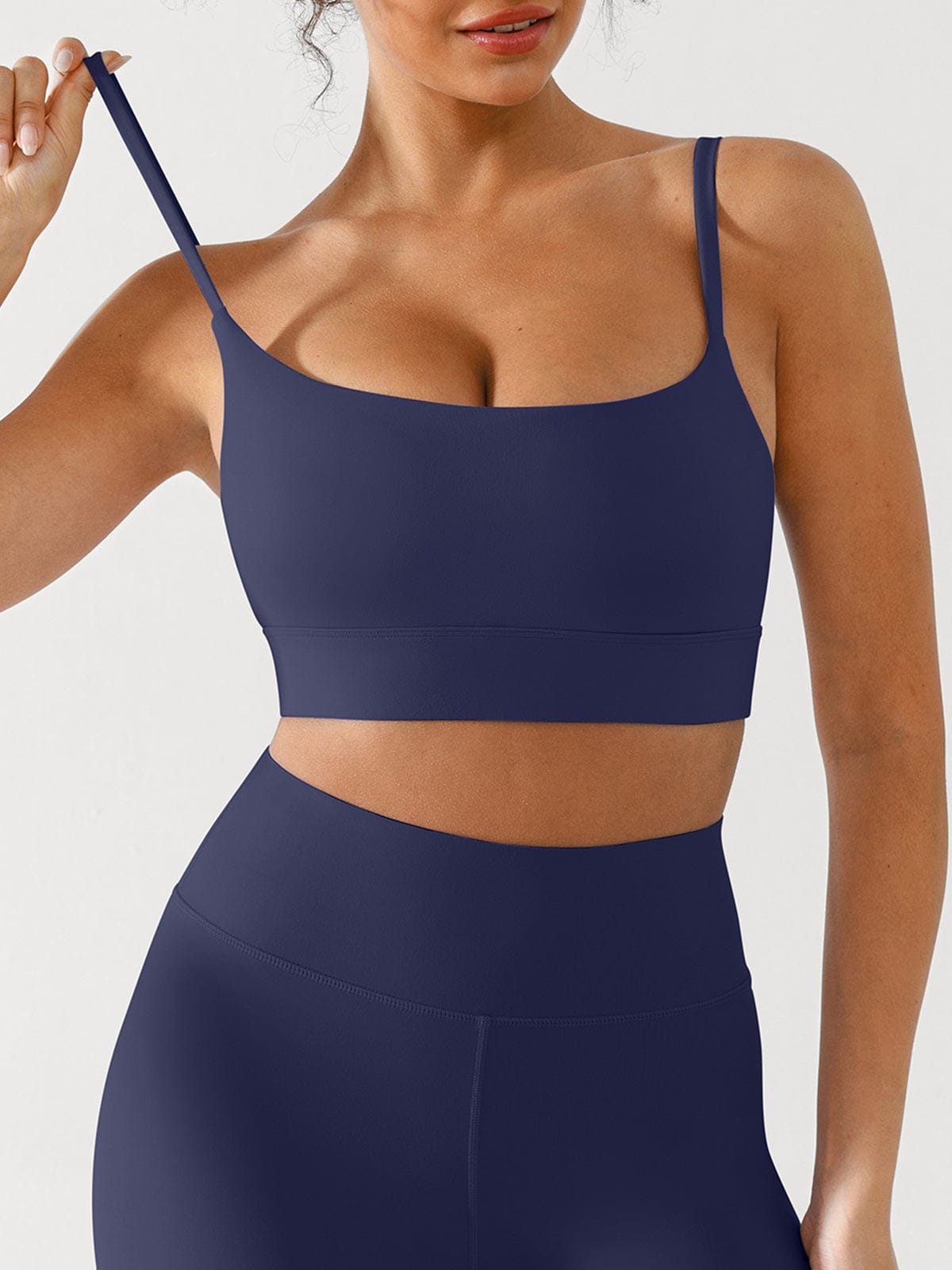 Vractive Low Neck Sports Bra Buttery Soft Moisture-Wicking Yoga Crop wholesale model wearing