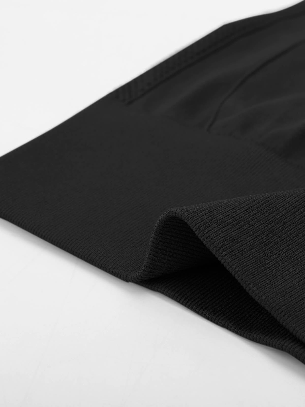 Detailed view of the durable, opaque Standard Black breathable fabric on Vractive gym pants