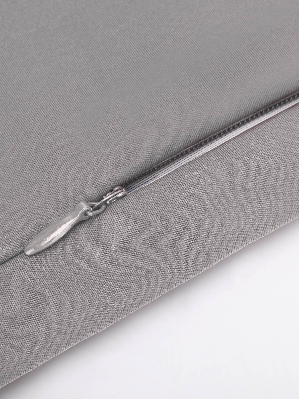 Close-up of the secure zipper side pocket on Lead Gray Vractive fleece lined leggings for safe storage