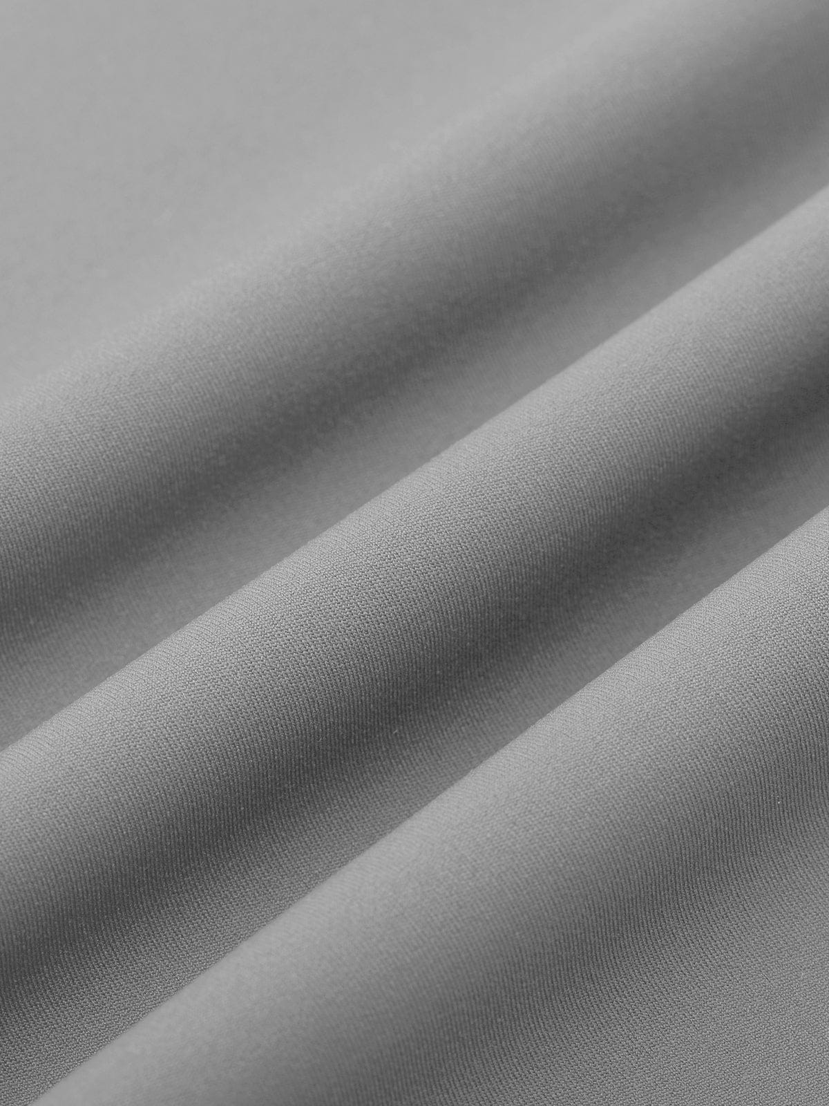 Detailed view of the lightweight, breathable Lead Gray nylon knit on Vractive leggings